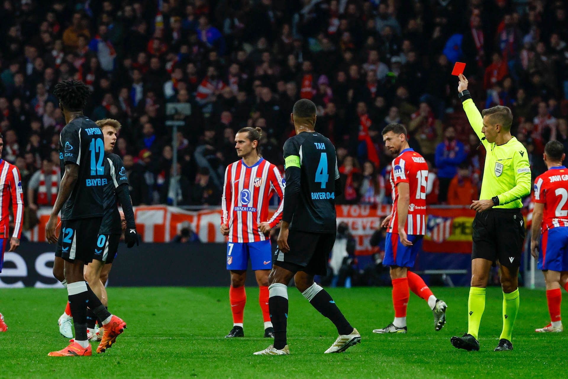  El árbitro mostrando la tarjeta roja a Pablo Barrios (EFE)