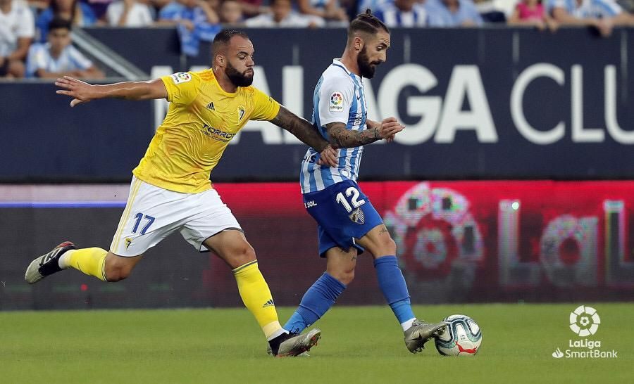  Edu Ramos presiona a Cifu durante el Málaga-Cádiz.