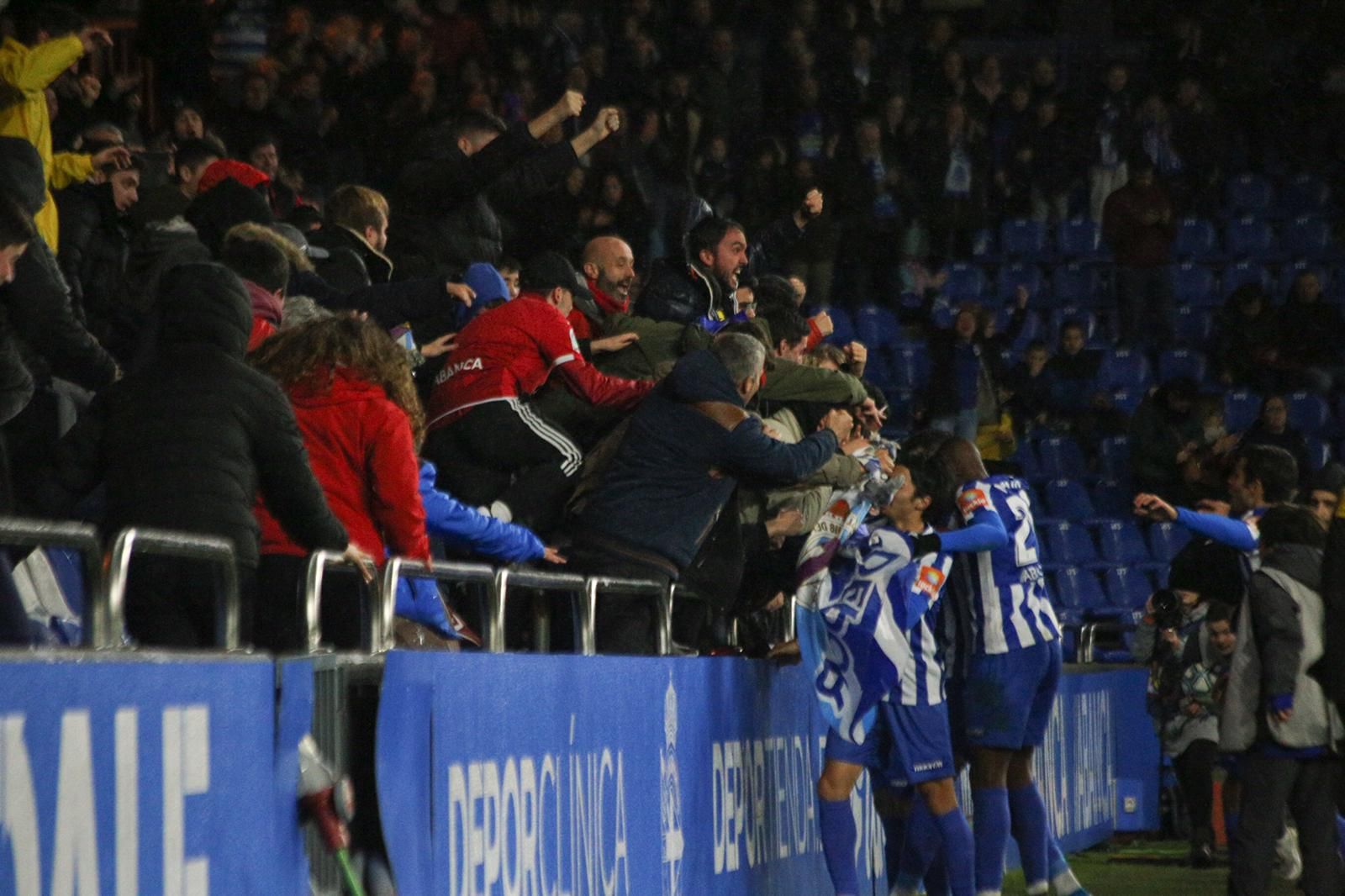 Emre Çolak celebra con la grada de Riazor su gol ante el Racing.