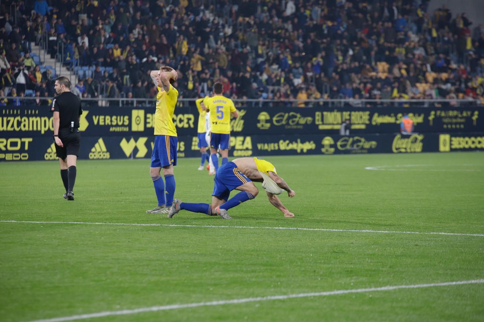  Alberto Perea y Álex Fernández se lamentan tras una ocasión fallada en el Cádiz-Elche.