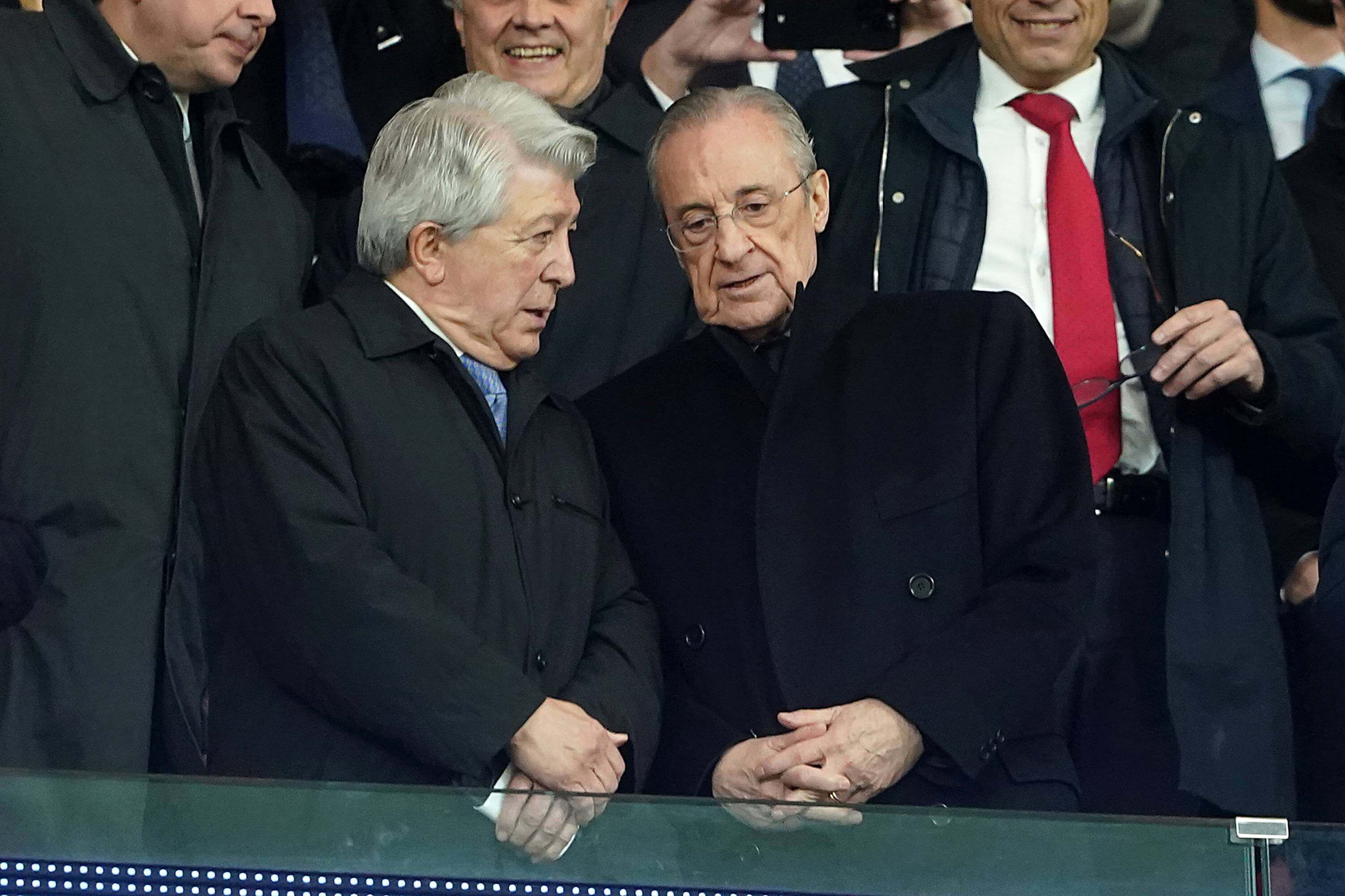  Enrique Cerezo, con Florentino Pérez en el palco del Metropolitano.
