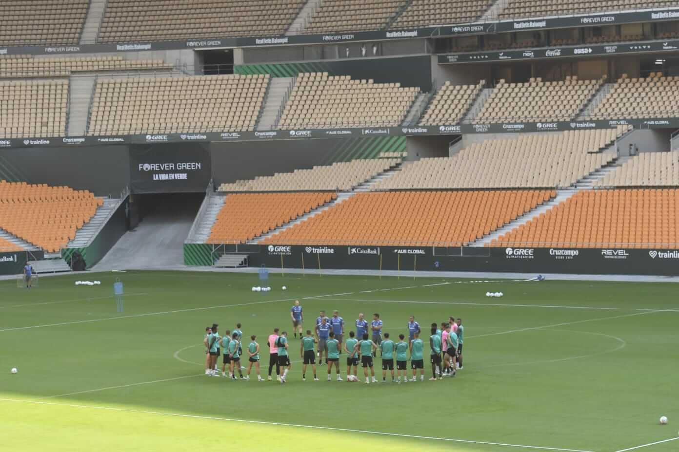  El Betis entrena en La Cartuja.