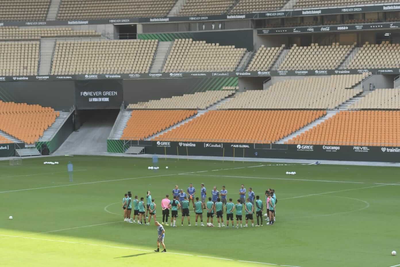  El Betis entrena en La Cartuja.