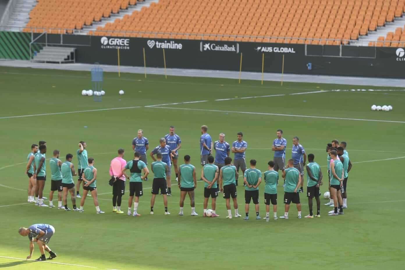 El Betis entrena en La Cartuja.