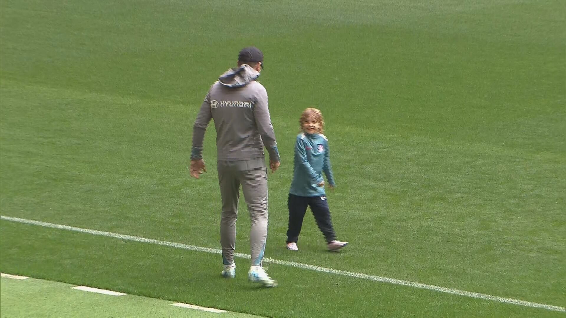  Simeone con el hijo de Koke durante el entrenamiento (ElDesmarque)