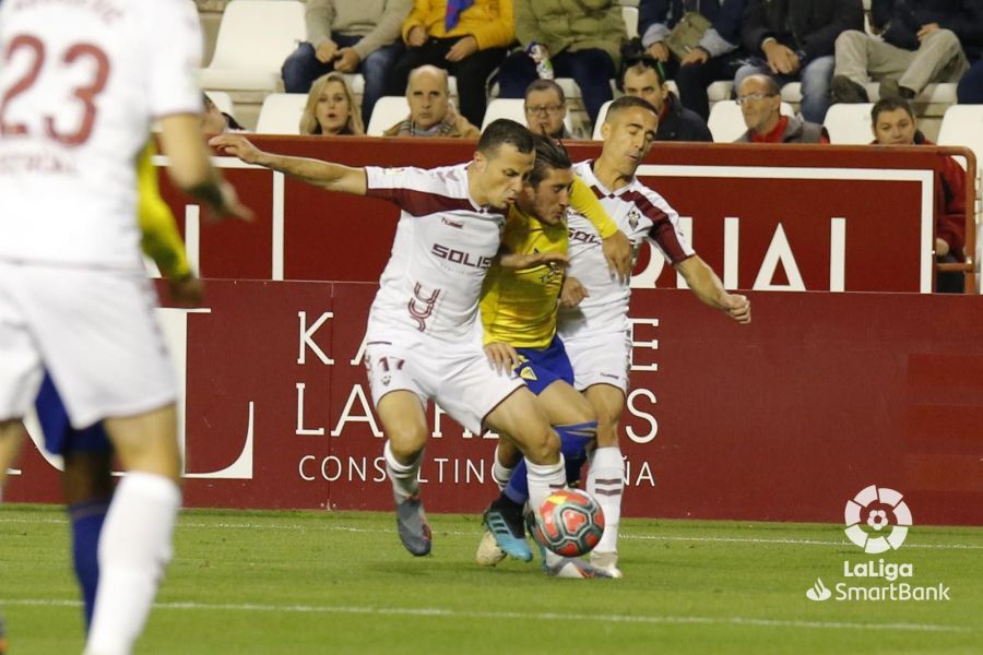 Alfonso 'Pacha' Espino pelea por una pelota con Karim y Pedro.