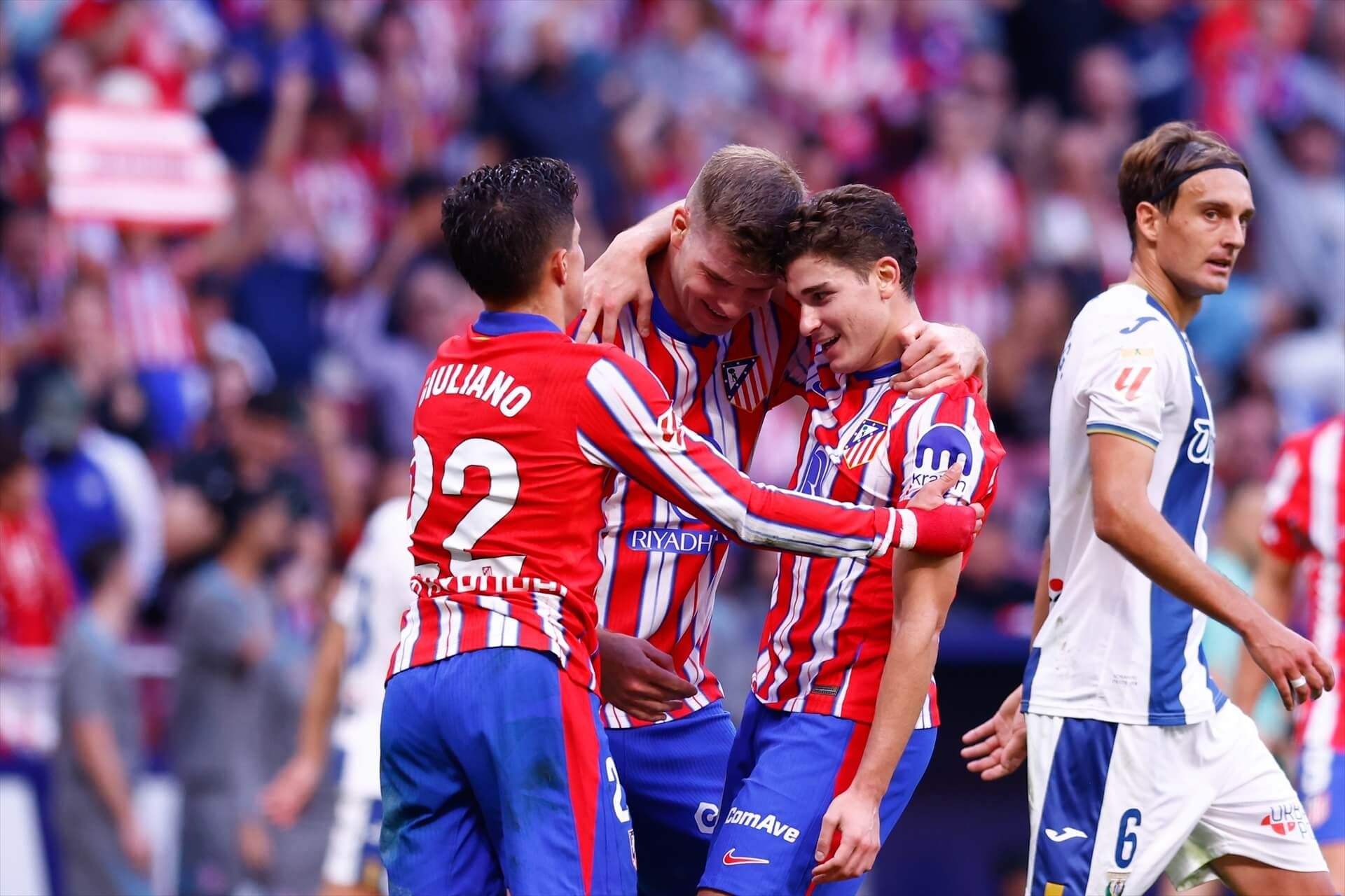  Julián Álvarez, Giuliano Simeone y Sorloth