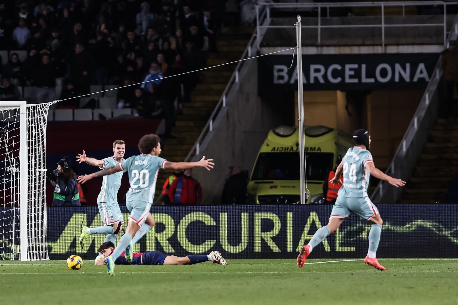  El Atlético de Madrid, celebrando el gol de Sorloth en el descuento contra el Barça (Europa Press)