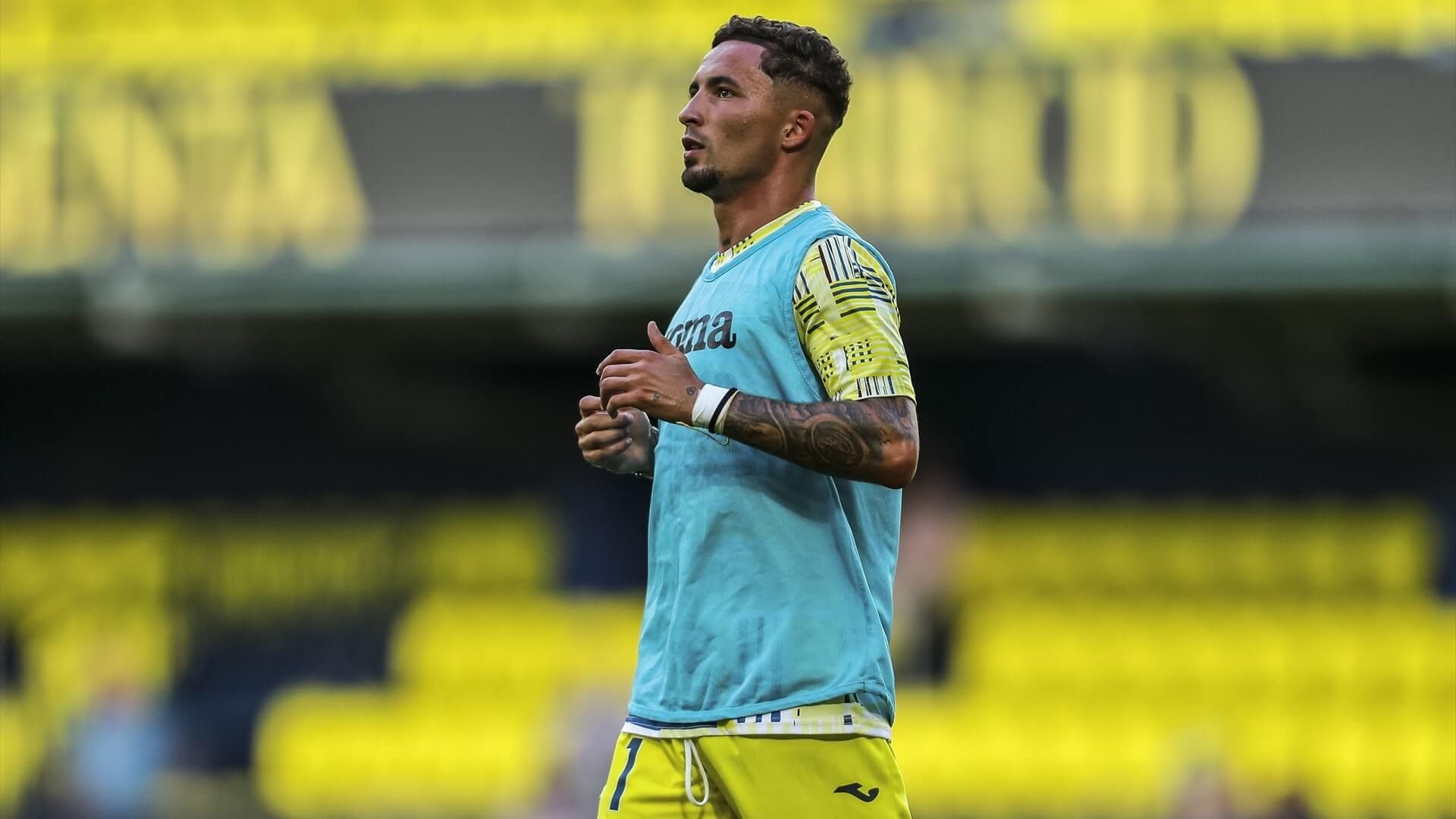 Yeremy Pino calienta con el Villarreal CF (Foto: Europa Press).