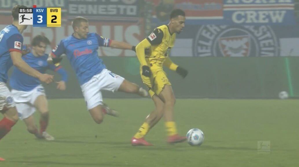 Expulsión en el Holstein Kiel-Borussia Dortmund.