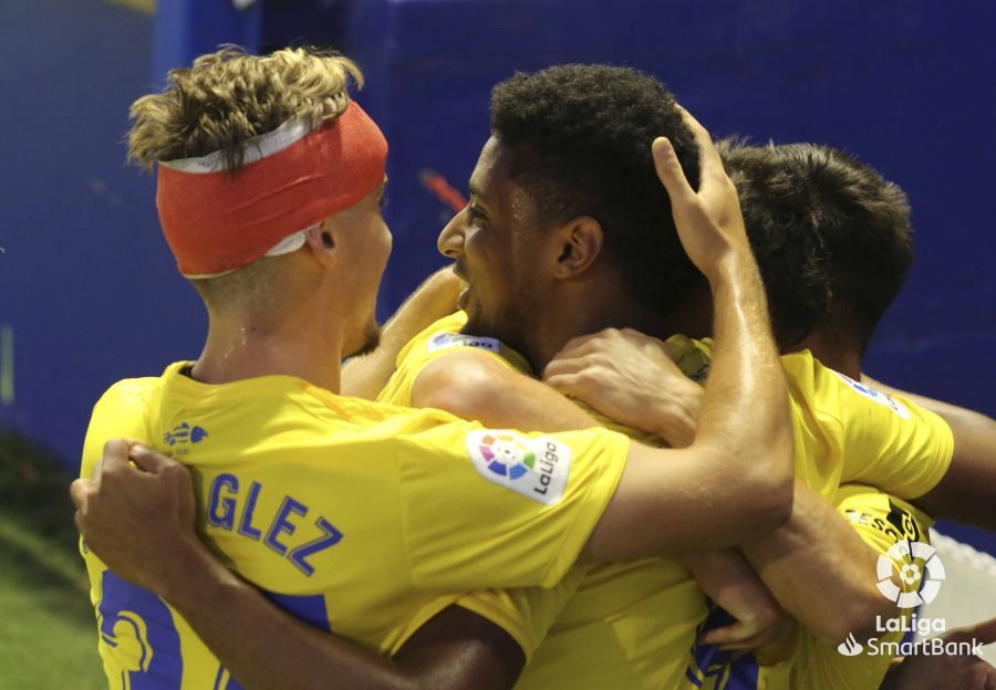 Los jugadores del Cádiz celebran el gol del 'Choco' Lozano en Extremadura.