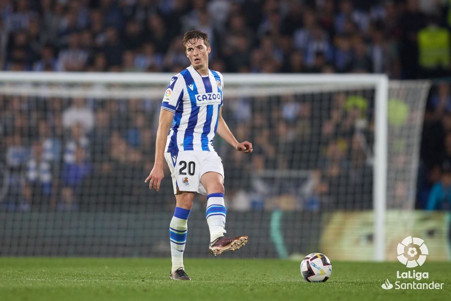 Jon Pacheco golpea el balón (Foto: LaLiga).
