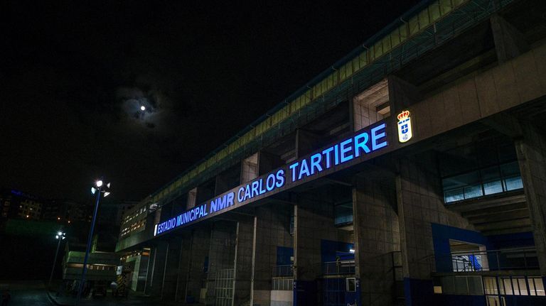 Fachada del Carlos Tartiere con las siglas de NMR.