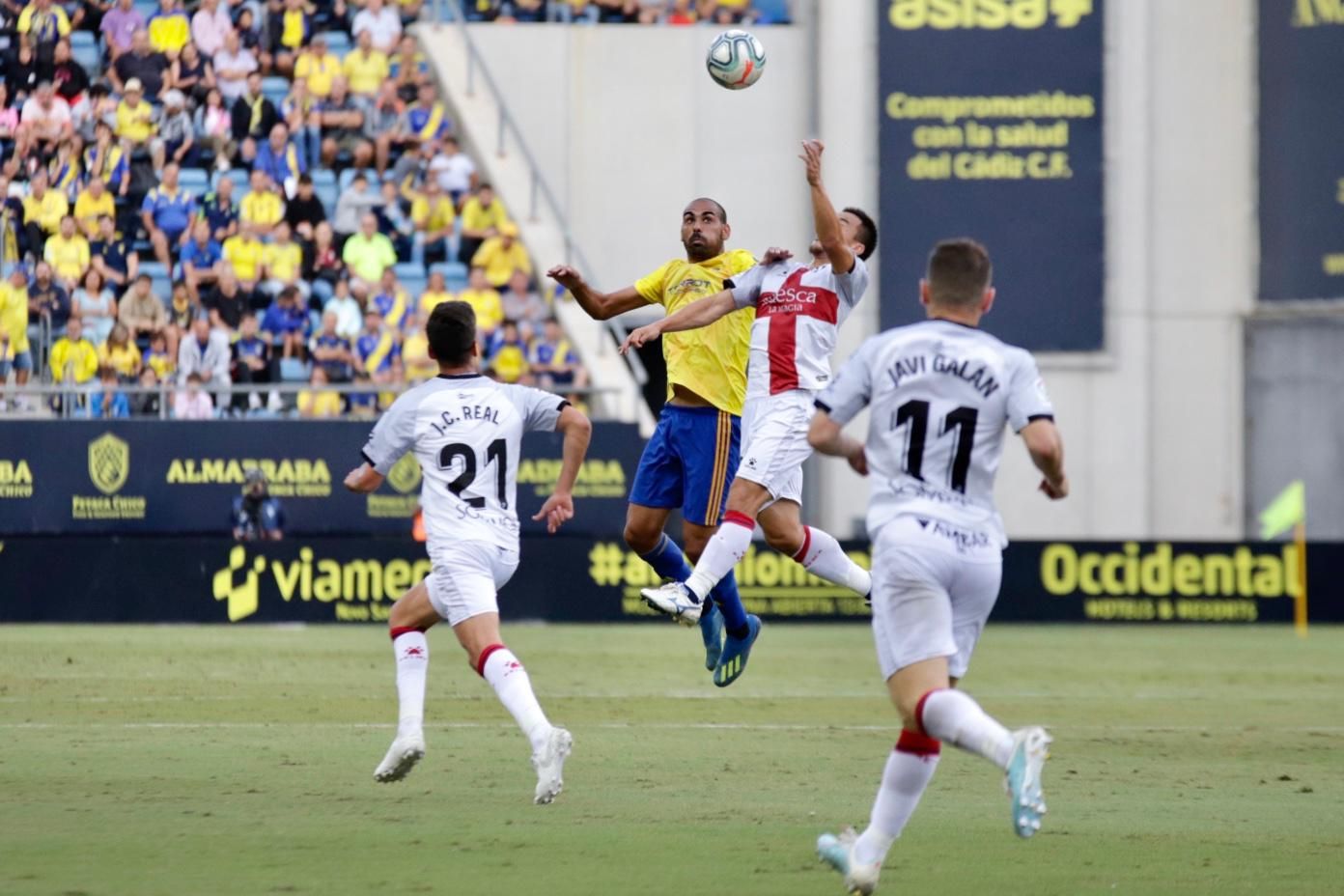  Fali pugna por un balón en el Cádiz-Huesca.