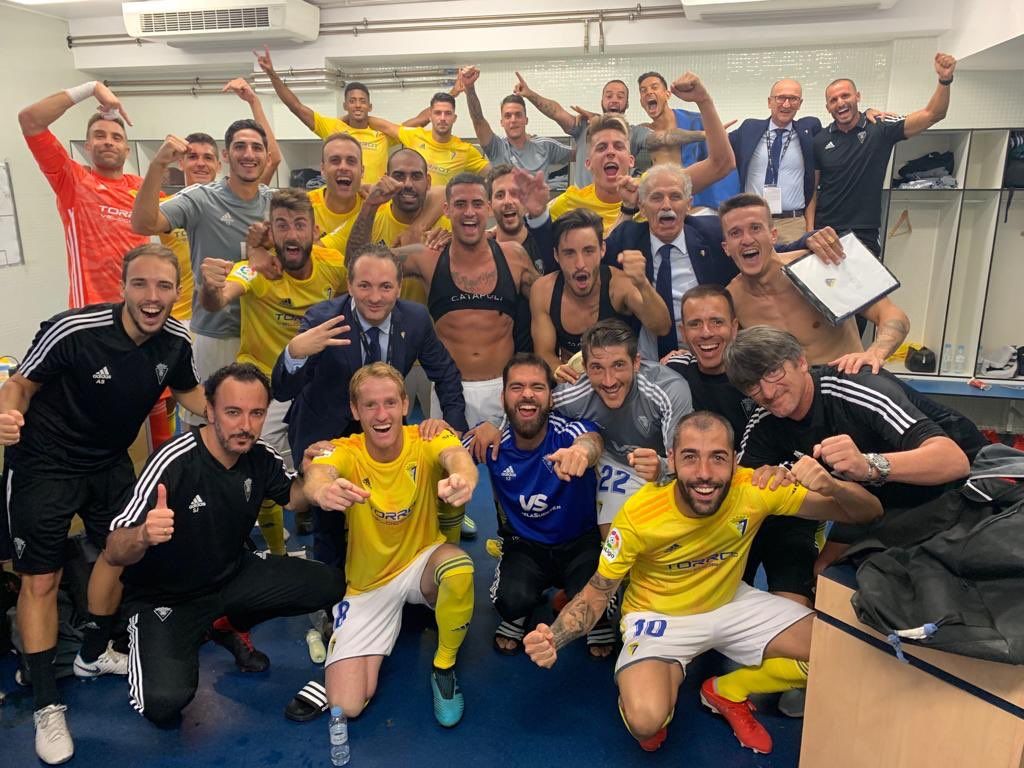  Los jugadores del Cádiz celebran en el vestuario el triunfo frente al Real Zaragoza.