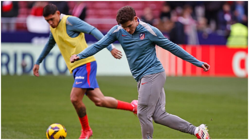 Julián Álvarez calentando antes del partido contra el Villareal.