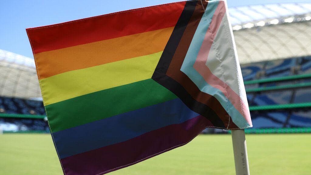 Los colores de la bandera LGTBI+ en un córner