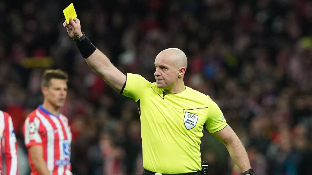  Szymon Marciniak en el derbi (Cordon Press)