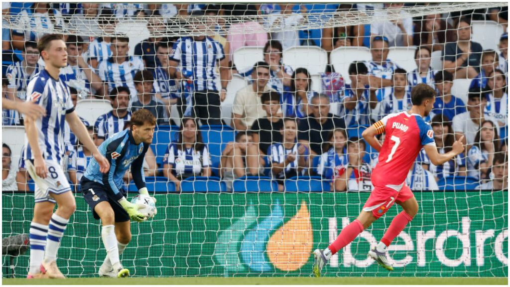 Javi Puado celebra el penalti ante la Real Sociedad. (EFE)