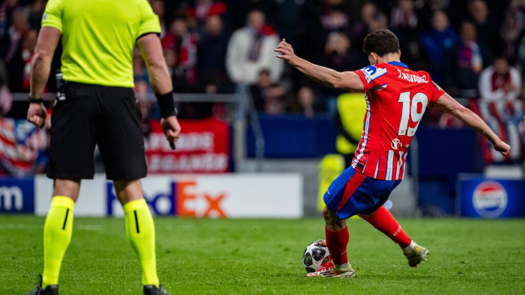 El asistente de VAR que señaló el doble toque de Julián Álvarez ha sido enviado a la nevera (fo