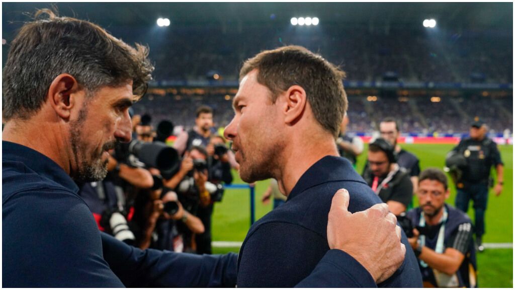 El saludo entre Veljko Paunovic y Xabi Alonso. (EFE)