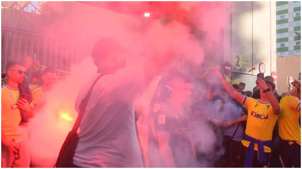  La afición del Cádiz mostró su apoyo al equipo antes de enfrentarse al Barcelona.