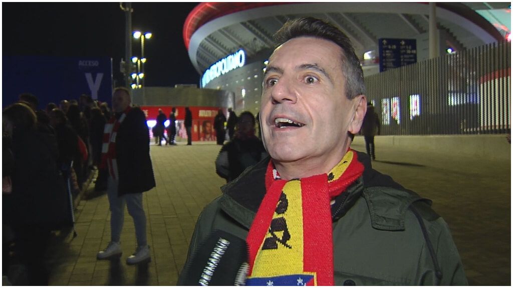  Un aficionado del Atlético de Madrid hablando para los micrófonos de ElDesmarque.