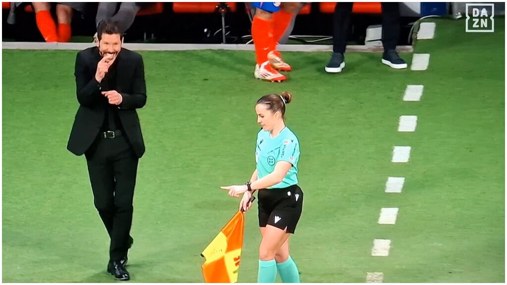  El gesto del Cholo a la linier.