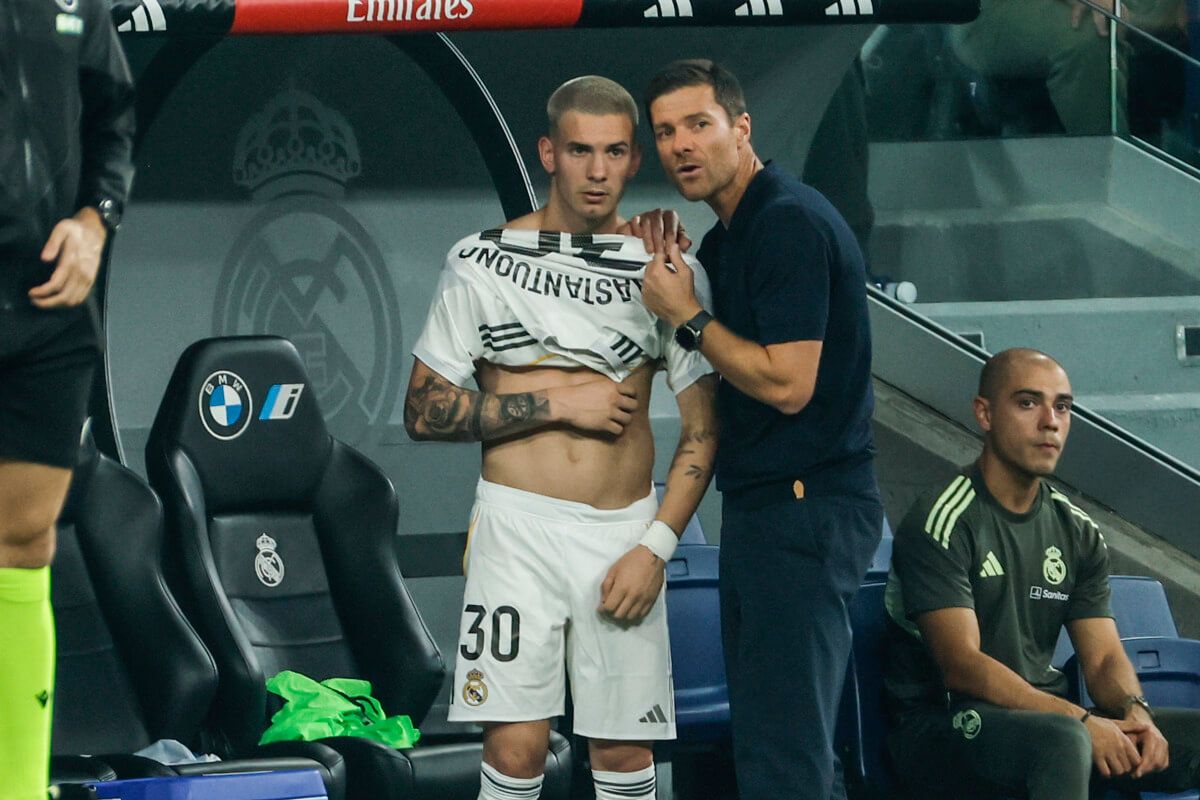  Xabi Alonso da instrucciones a Franco Mastantuono en el Real Madrid-Osasuna.