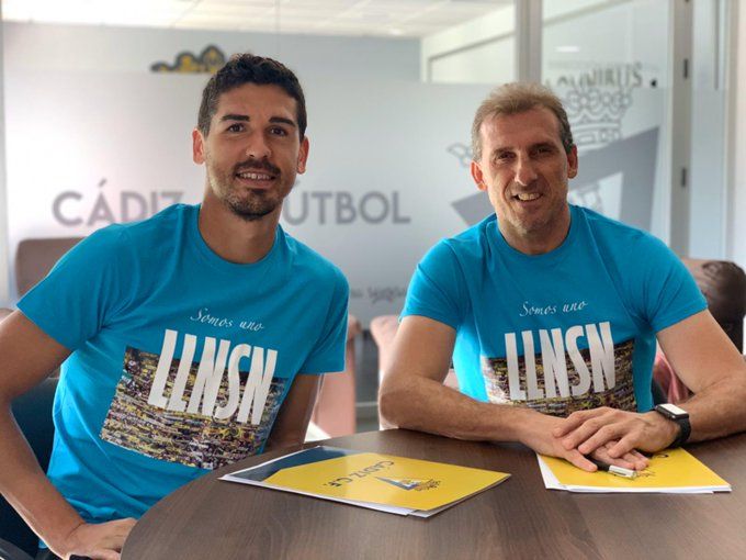  Garrido y Óscar Arias posan tras firmar la renovación.