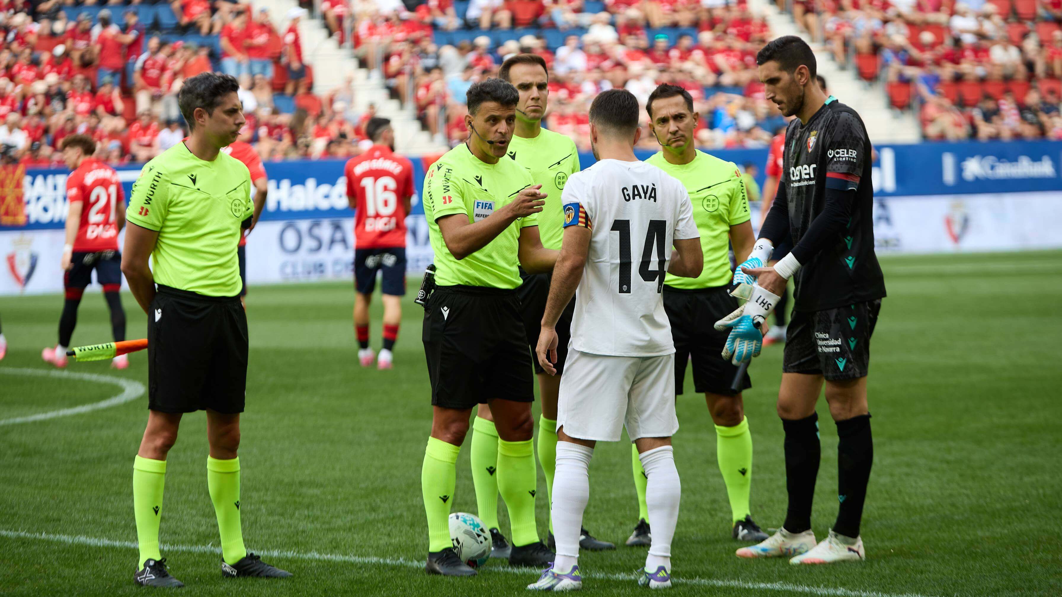  Gayà saluda al árbitro