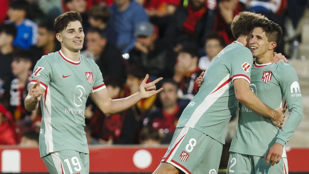 Julián Álvarez celebra su gol con Pablo Barrios y Giuliano Simeone (Atlético de Madrid)