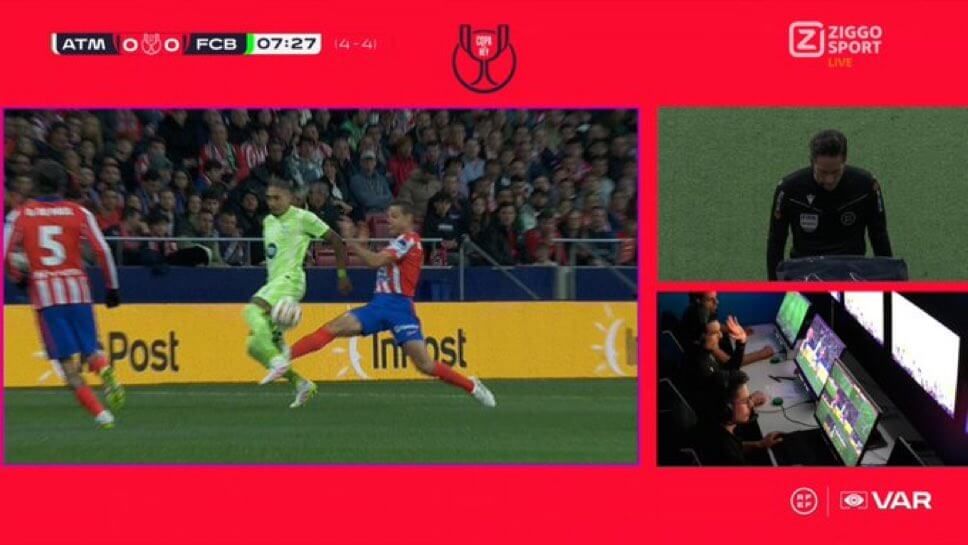  Munuera Montero revisa la posible expulsión a Azpilicueta tras la entrada por detrás a Raphinha (