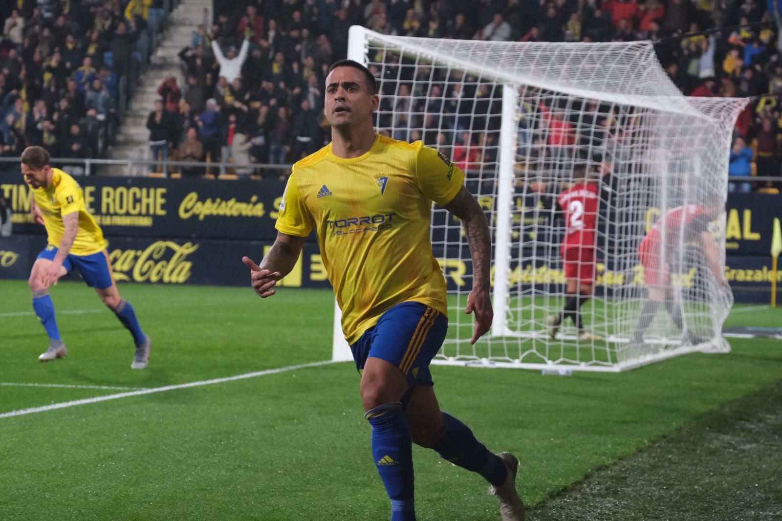 Nano Mesa celebra su gol ante el Mirandés durante su etapa en el Cádiz.