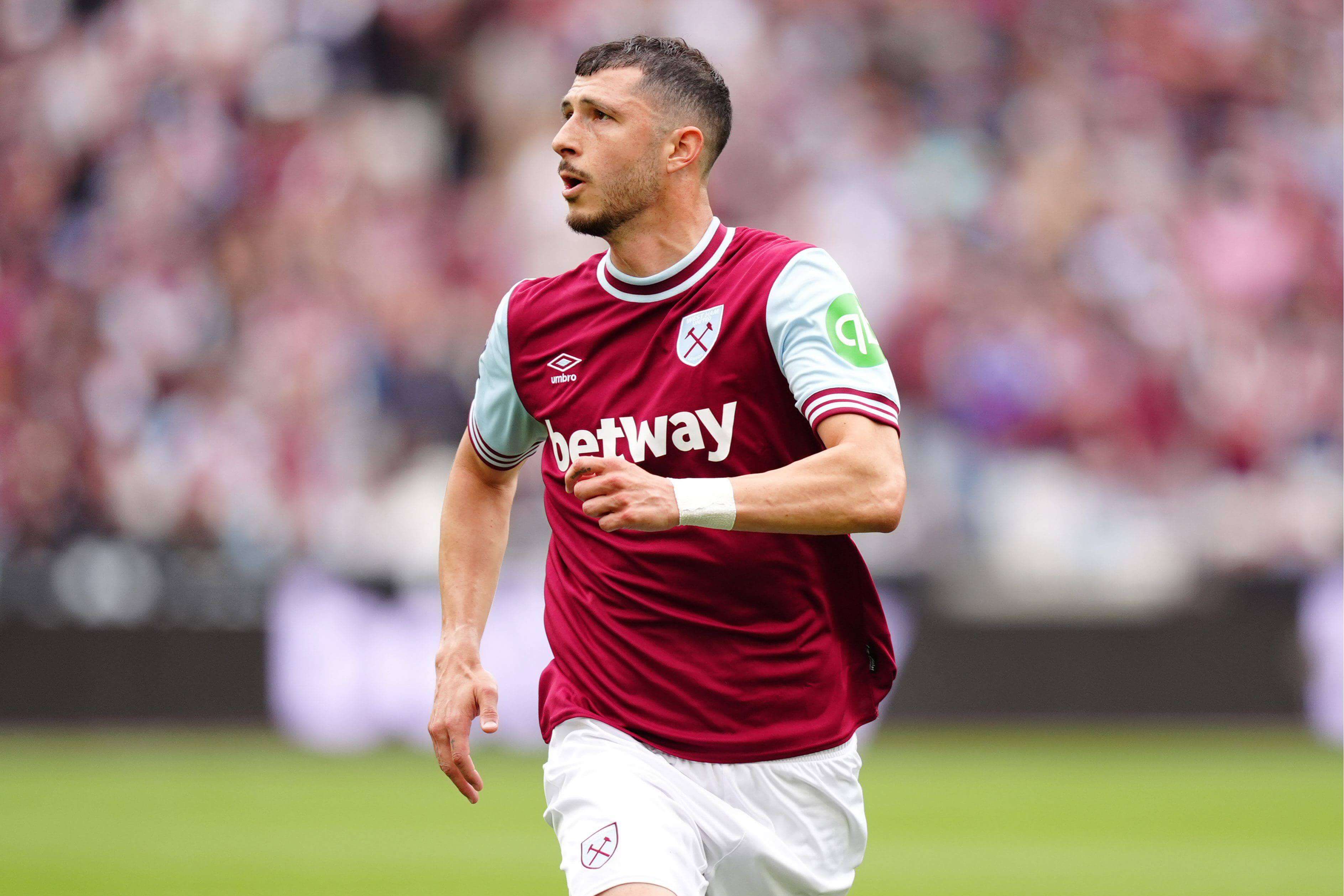  Guido Rodríguez, en un partido con el West Ham.