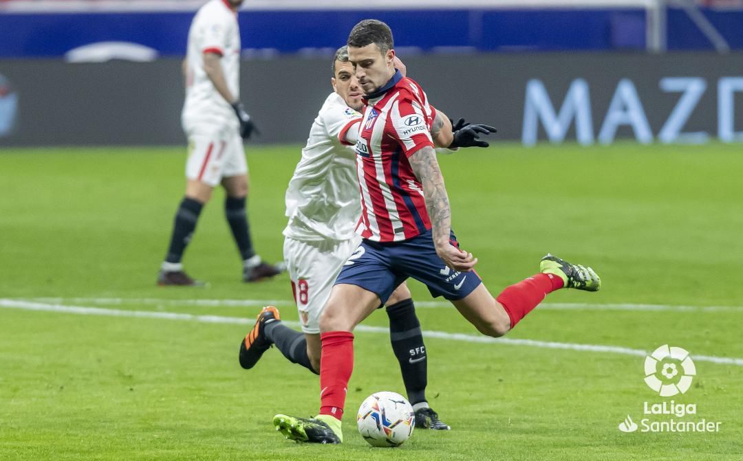  Hermoso, ante Jordan, en un partido con el Atlético de Madrid.