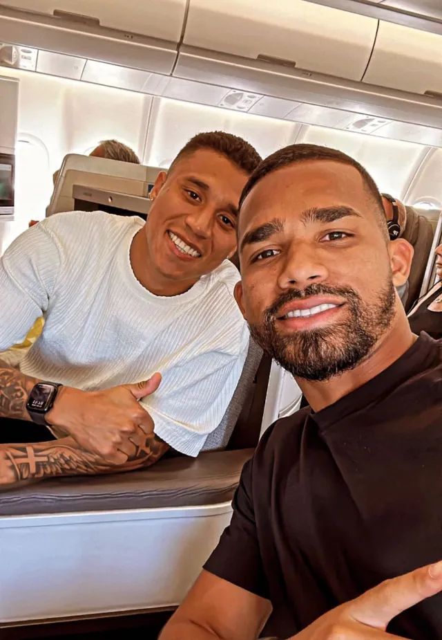  Herrera y Machis, en el avión que les llevaba hasta Venezuela.