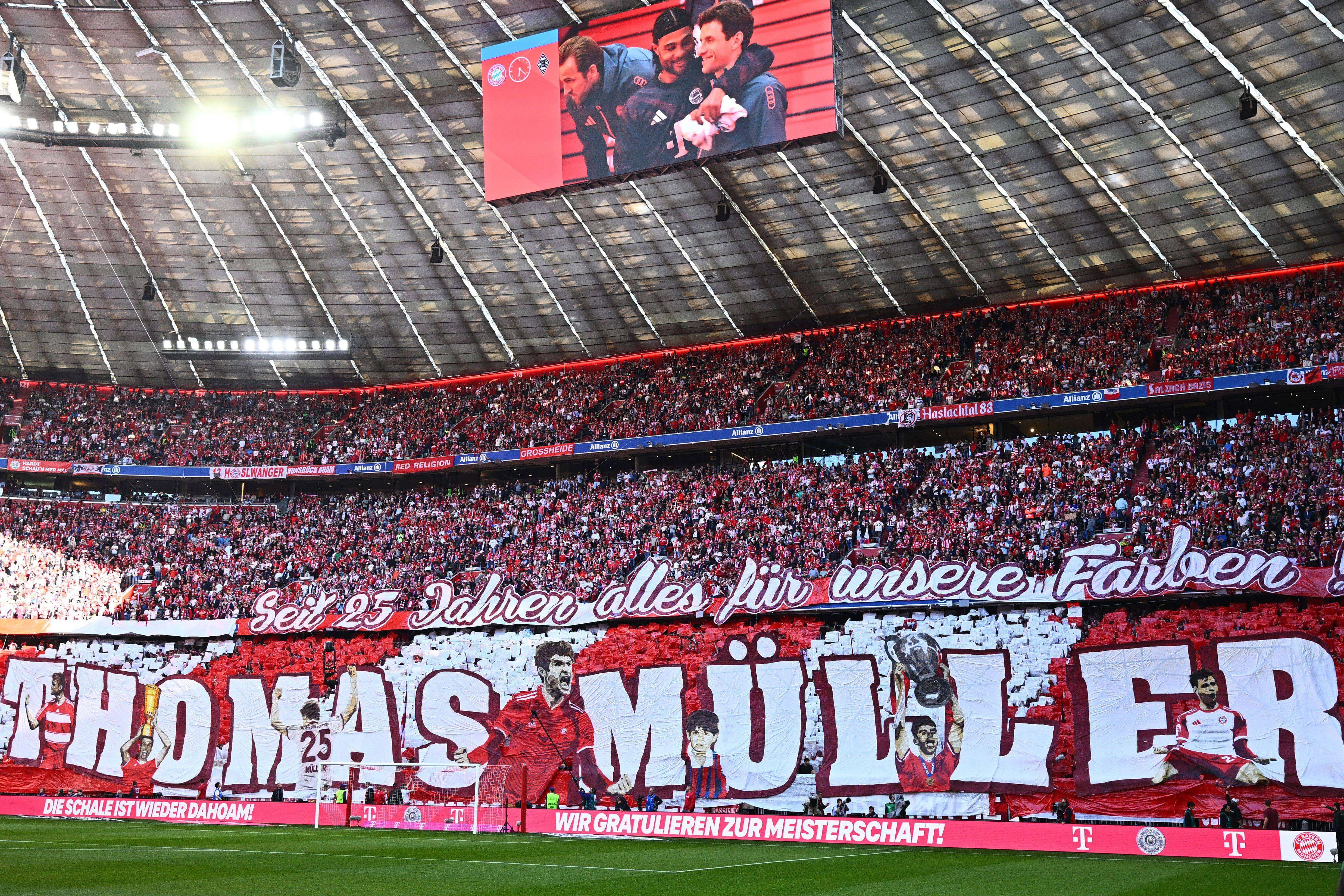 El homenaje a Thomas Müller de la afición del Bayern en el Allianz Arena.