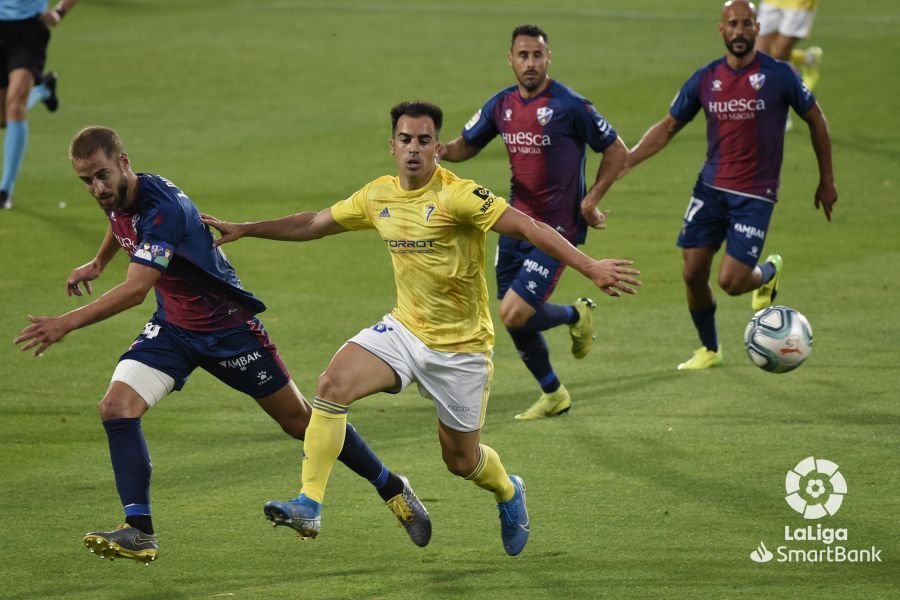  Jurado intenta marcharse de dos defensas, durante el Huesca-Cádiz.