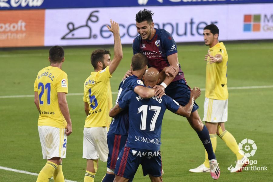  Los jugadores del Huesca celebran el gol ante el Cádiz.