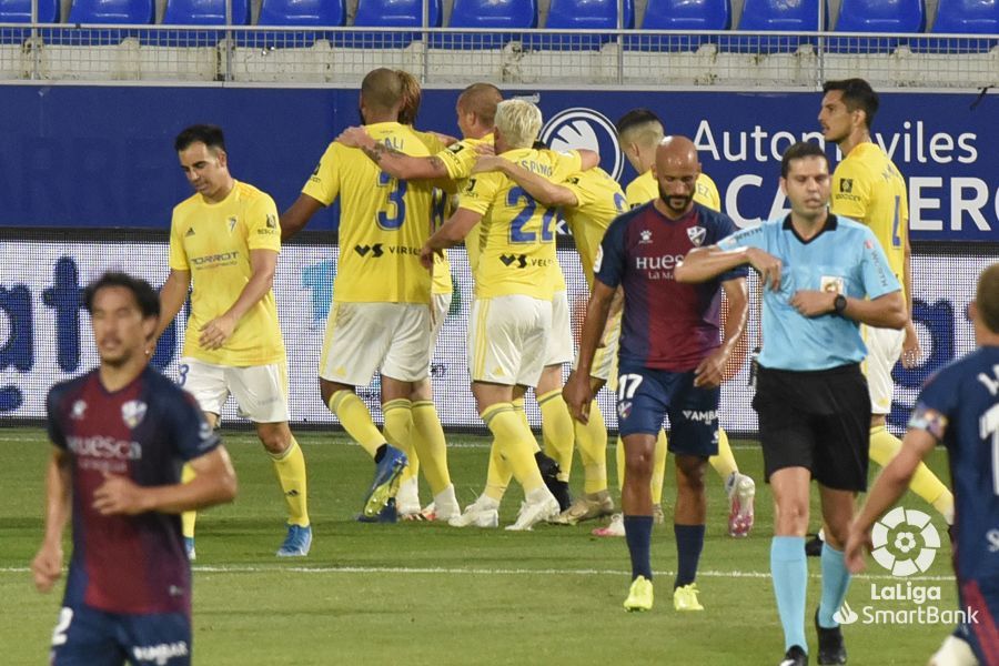  Los jugadores del Cádiz celebran el empate en El Alcoraz.