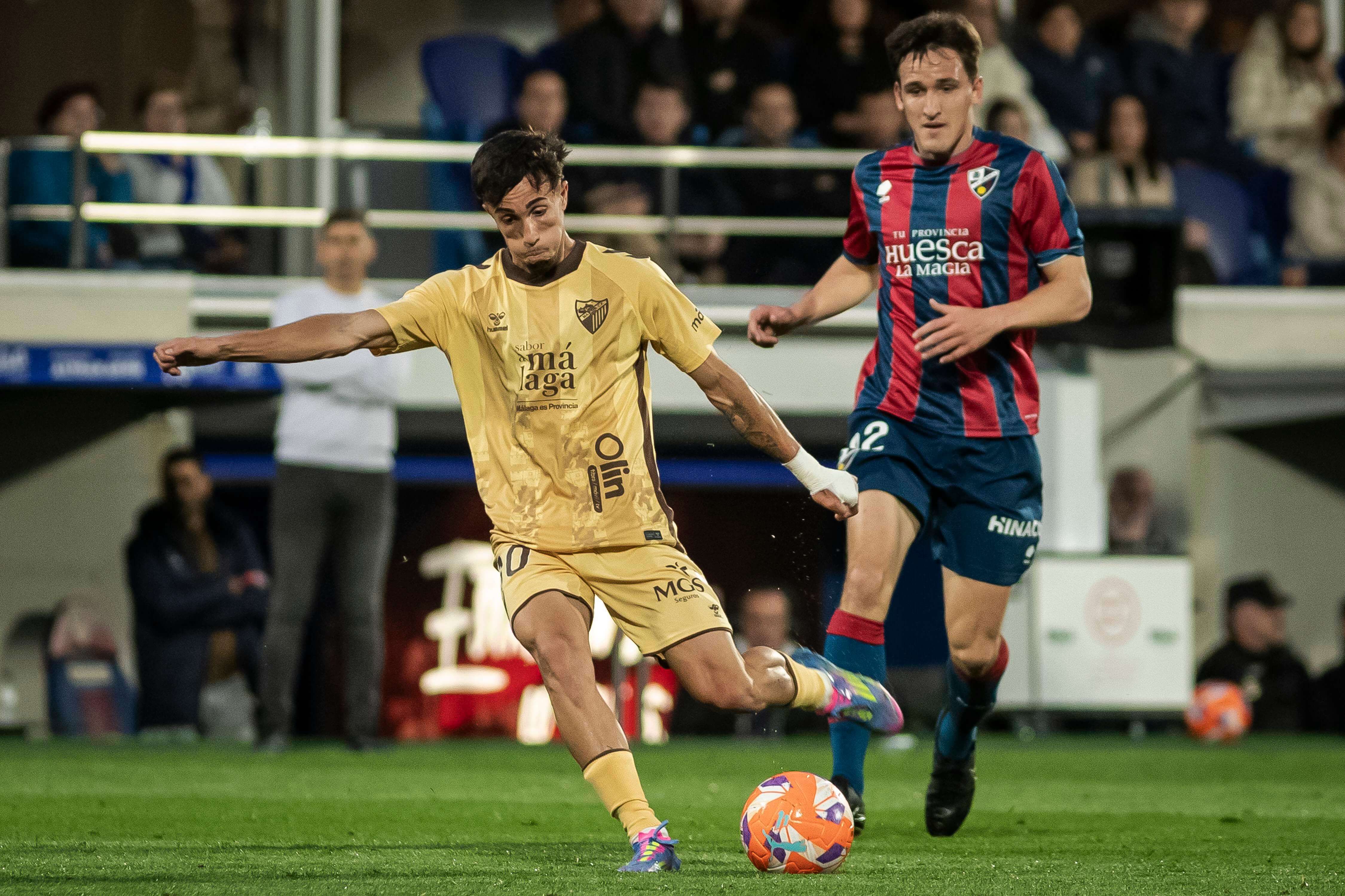  David Larrubia golpea el balón en el Huesca-Málaga.