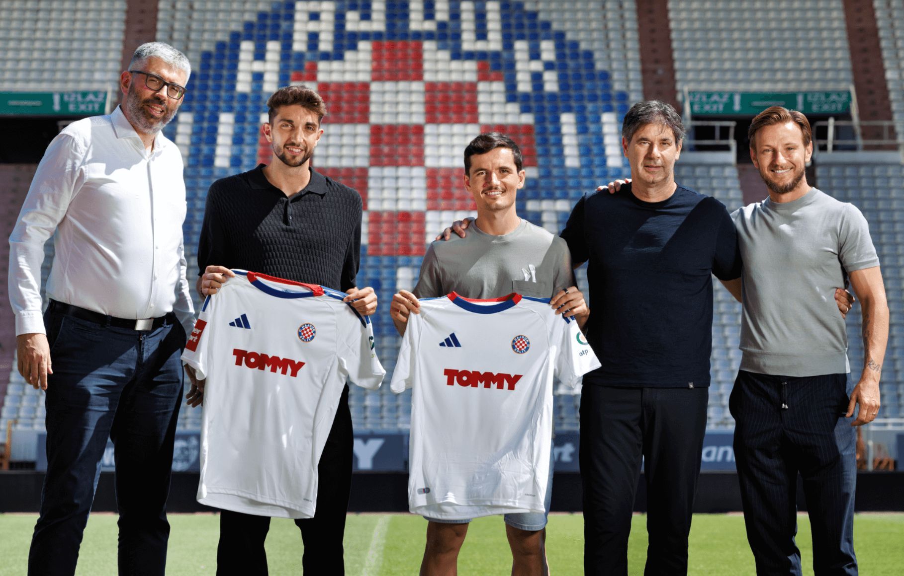  Hugo Guillamón firma con el Hadjuk Split al mismo tiempo que Edgar González. Rakitic, a la derecha