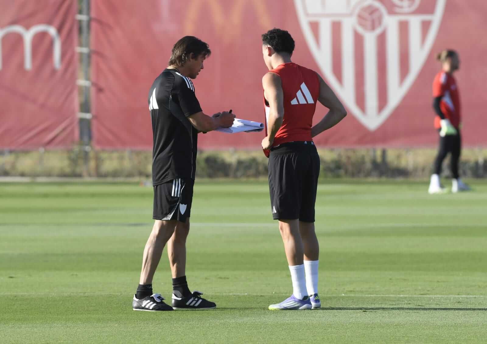 Matías Almeyda, charlando con Rubén Vargas, durante un entrenamiento (Foto: Kiko Hurtado