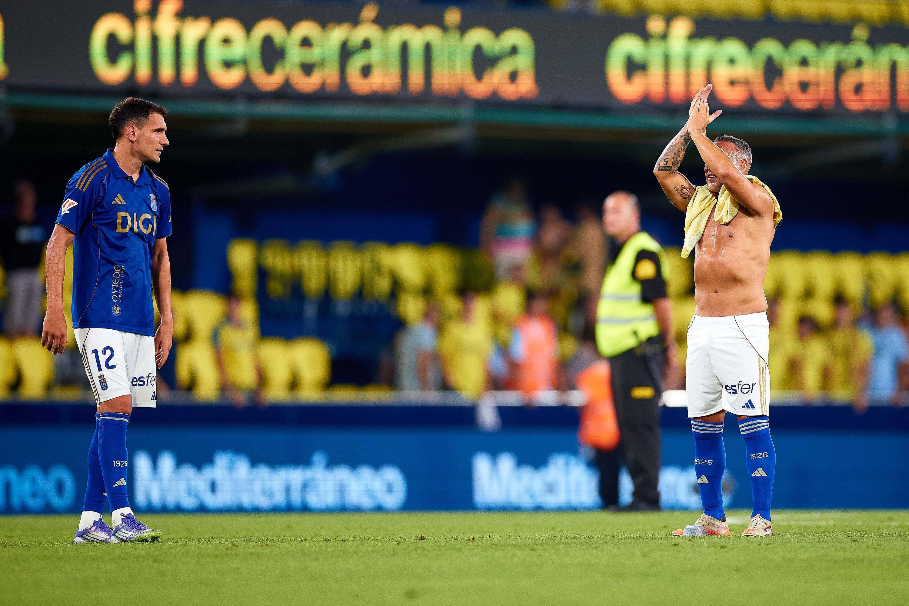 Santi Cazorla aplaude a los aficionados carbayones de La Cerámica (FOTO: Cordón Press).