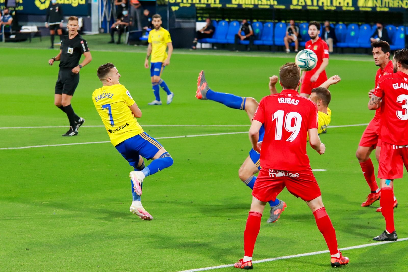  Intento de chilena de Cala en el Cádiz-Fuenlabrada.
