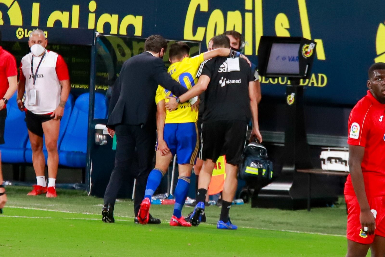  Iza Carcelén se retira lesionado del Cádiz-Fuenlabrada.