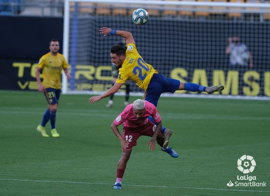  Iza Carcelén y Nahuel Leiva en un lance del Cádiz-Tenerife.