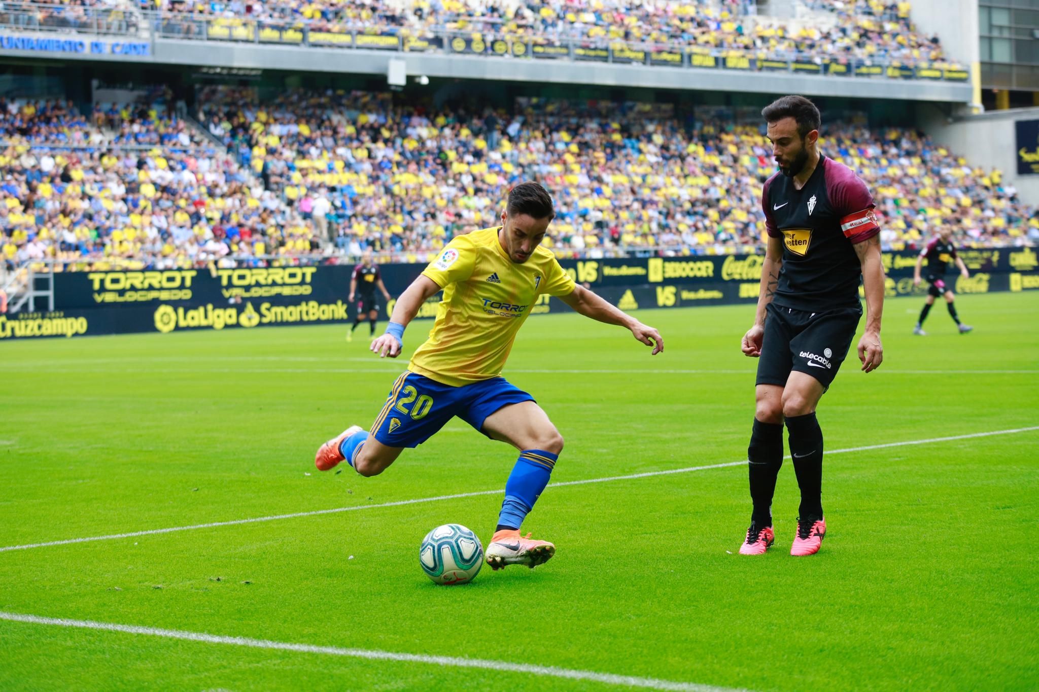 Iza golpea el esférico ante la presión de Molinero.