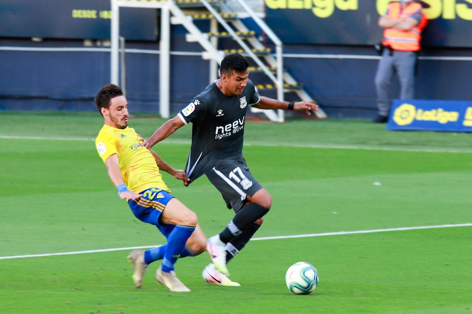  Iza Carcelén, durante una acción con Sosa en el Cádiz-Alcorcón.